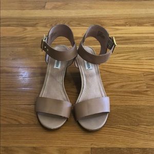 Steve Madden nude low wedges size 7